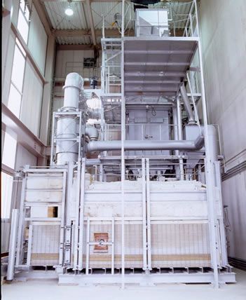 Glass melting furnace equipped with a cullet preheater
